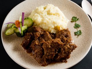 Juneći gulaš sa pireom ili makaronama 400 gr