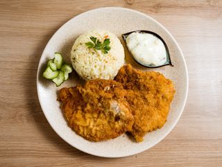 Bečka šnicla sa rižom ili pireom