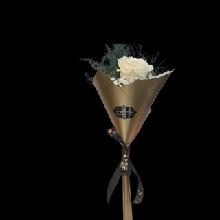 Buket bijela kraljevska ruza , zlatni papir