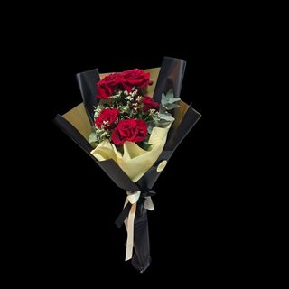 Buket kraljevske ruze u crno zlatnom pakovanju