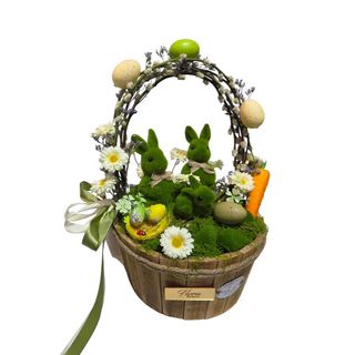 Vakrsnji arazman u drvenoj korpi