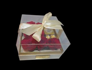 Elegantni box sa kraljevskim ruzama i ferrero bombonjerom