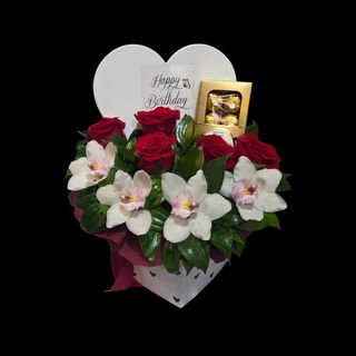 Poklon box  srce ...orhideje i kraljevske rize sa ferrero  rocher