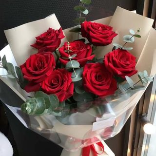 F_011 buket crvene ruze i eukaliptus