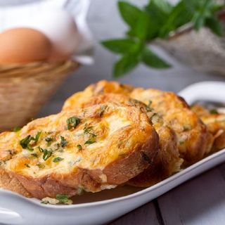 Prženice sa domaćim sirom i medom / French toast with honey and chesse