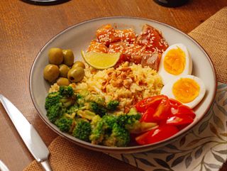 Bowl sa lososom i brokulom 380g