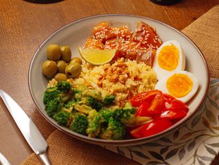 Боул с лососем и брокколи 380г