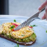 Kajgana na avokado tostu