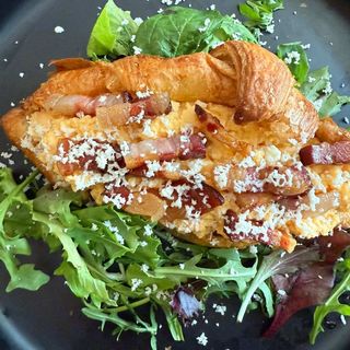 Kroasan sa kajganom i slaninom (scrambled eggs and bacon) 