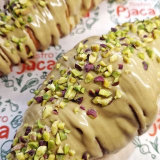 Kroasan sa prelivom od pistaća / Croissant with pistachio cream