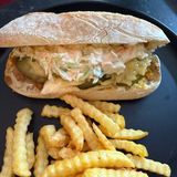 Sandwich Pulled Pork with fries / Sendviš sa čupkanom zapečenom svinjetinom