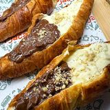 Kroasan sa hrskavim rafaelo i cokoladnim kremom / Croissant with crispy Raffaello and chocolate cream