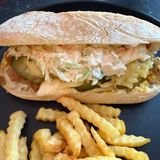 Sandwich Pulled Pork with fries / Sendviš sa čupkanom zapečenom svinjetinom