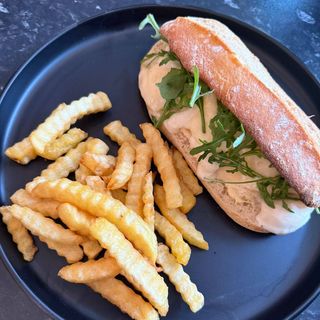 Sandwich Montenegro grilled cheeses and fries / Montenegro sendvič sa grilovanim Cg sirevima