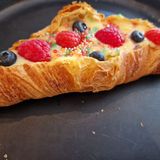 Kroasan sa vanila kremom i voćem / Croissant with vanilla cream and fruit