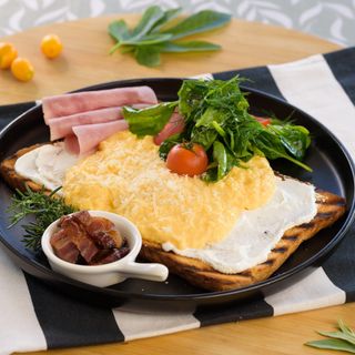 Kajgana na tostu \ Scrambled eggs on toast