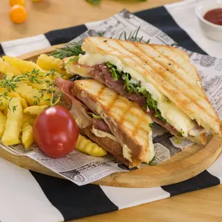 Toast Montenegro grilled cheeses, prosciutto and fries / Montenegro Tost sa grilovanim Cg sirevima i pršutom
