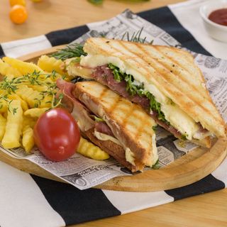 Toast Montenegro grilled cheeses, prosciutto and fries / Montenegro Tost sa grilovanim Cg sirevima i pršutom
