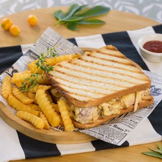Toast tuna melt with fries / Tost topljeni sa tunom i pomfritom