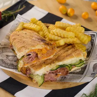 Sandwich Gourmet with fries / Sendviš Gurmanski