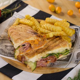 Sandwich Gourmet with fries / Sendviš Gurmanski