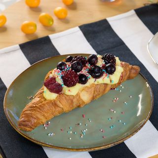 Kroasan sa vanila kremom i voćem / Croissant with vanilla cream and fruit