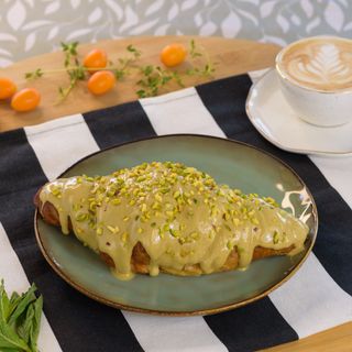 Kroasan sa prelivom od pistaća / Croissant with pistachio cream