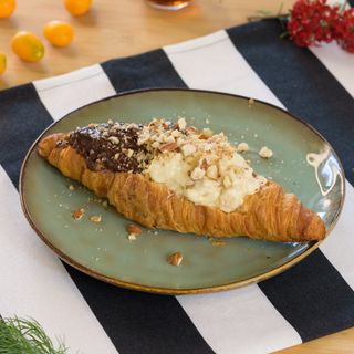 Kroasan sa hrskavim rafaelo i cokoladnim kremom / Croissant with crispy Raffaello and chocolate cream