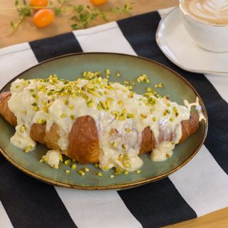 Croissant with crispy Raffaello