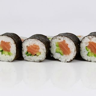 Maki sa lososom i krastavcem 120 gr