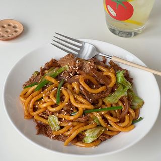 Udon rezanci prženi na woku sa junetinom