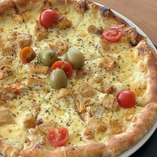 Family Bela sa piletinom 1400gr + dva soka po izboru