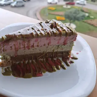 Pistaci-malina kolac