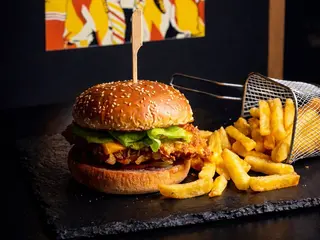 Pileci cizburger i pomfrit