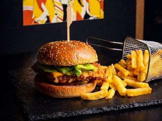 Pileci burger i pomfrit