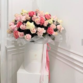 Mix bijelih i rozih ruza u kutiji