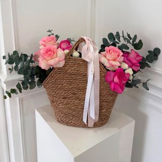 Rozi aranzman u pletenoj korpi