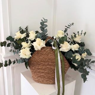 Bijeli aranzman u pletenoj korpi