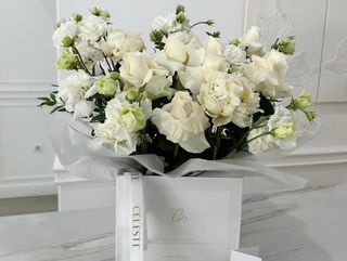 Mix of white roses and white eustoma, round box