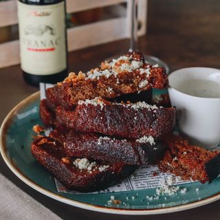 Ražani krutoni sa belim lukom i sosom tartar