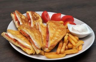 Tost sendvič sa kulenom pohovan 300gr