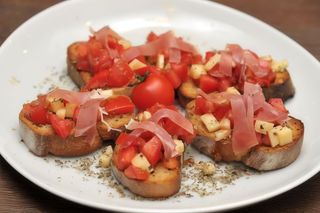 Mix Bruschetta sa mozzarellom i pršutom 300gr