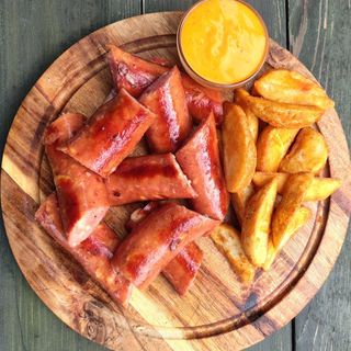 Kobasica sa sirom 250 gr + wedges & senf