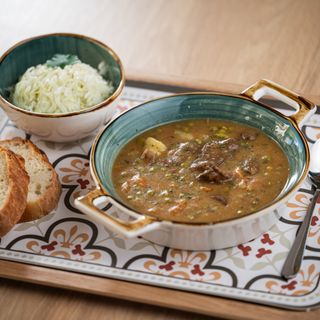 Dnevni meni Grašak sa teletinom 500gr, kupus salata, domaci hljeb