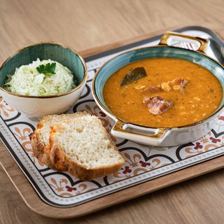 Pasulj sa suvim mesom 500gr, kupus salata 200gr, hljeb