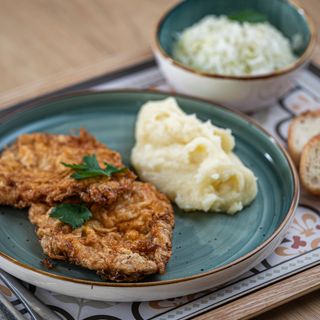 Pariške šnicle 200gr + prilog i salata po izboru