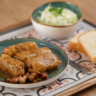 Sarma 300gr + prilog i salata po izboru