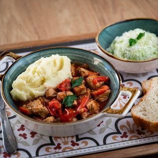 Mućkalica 300gr + prilog i salata po izboru