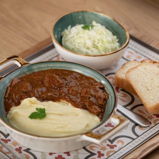 Gulaš juneći 400gr + prilog i salata po izboru