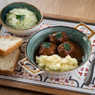 Ćufte u sosu 250gr, pire prilog 200gr, kupus salata 200gr